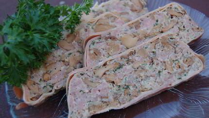 Мясной рулет с лисичками