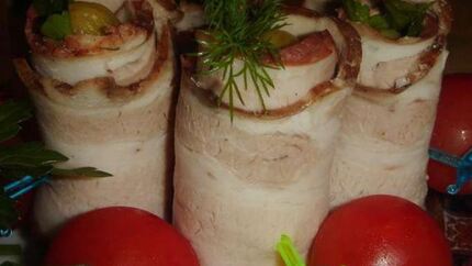 Мясные рулетики из грудинки