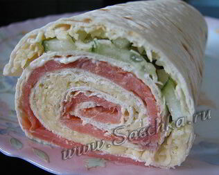 Рулет из лаваша с сыром, огурцом и семгой