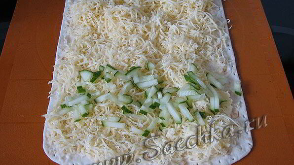 рулет из лаваша с сыром, огурцом и семгой