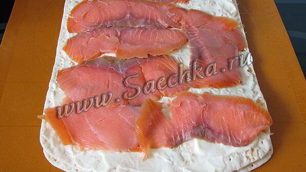 рулет из лаваша с сыром, огурцом и семгой