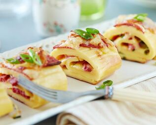 Рулет из омлета с колбасой