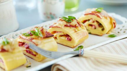 Рулет из омлета с колбасой