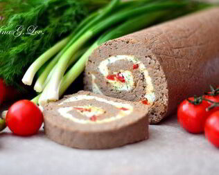 Рулет из отварной печени с пикантной сливочной начинкой