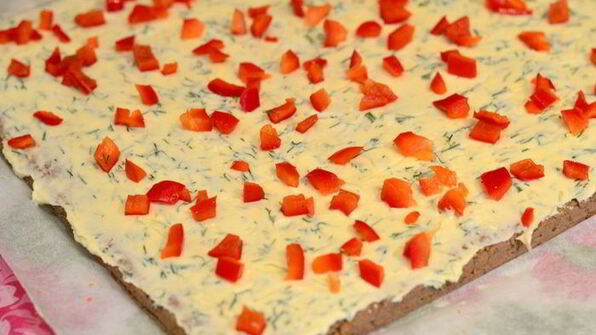 рулет из отварной печени с пикантной сливочной начинкой