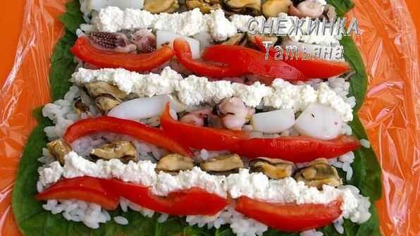 рулет из шпината с рисом и морепродуктами