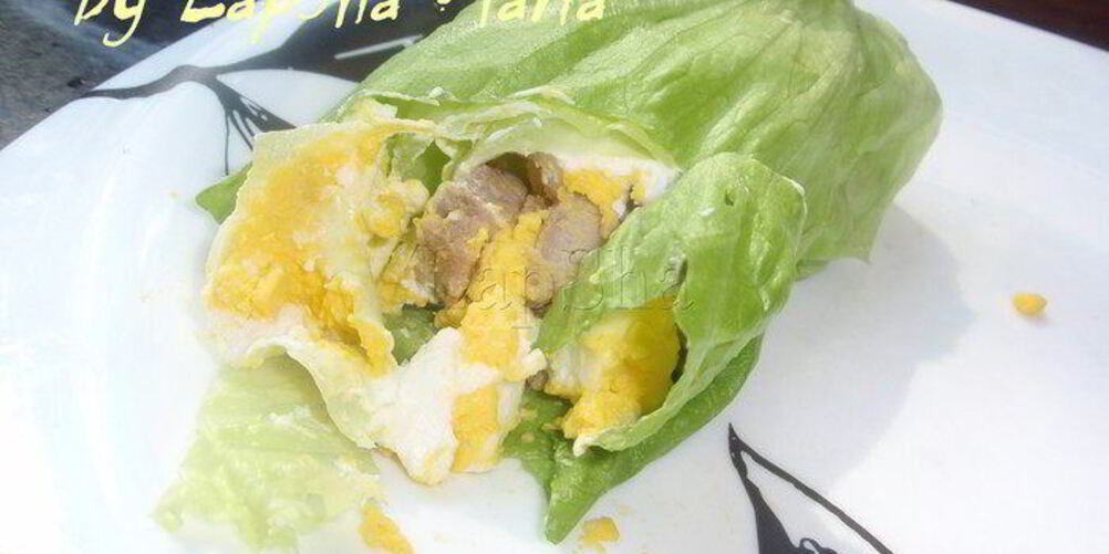 Рецепт рулетика с мясом и яйцом в листовом салате на ланч