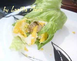 Рулетик с мясом и яйцом в листовом салате на ланч