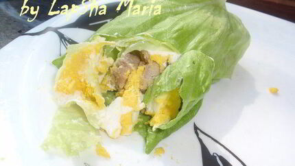 Рулетик с мясом и яйцом в листовом салате на ланч