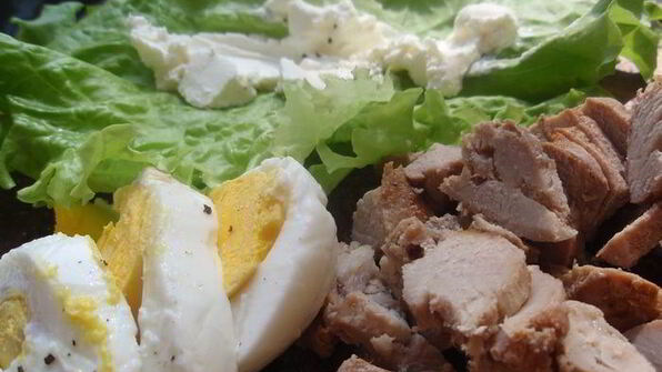 рулетик с мясом и яйцом в листовом салате на ланч