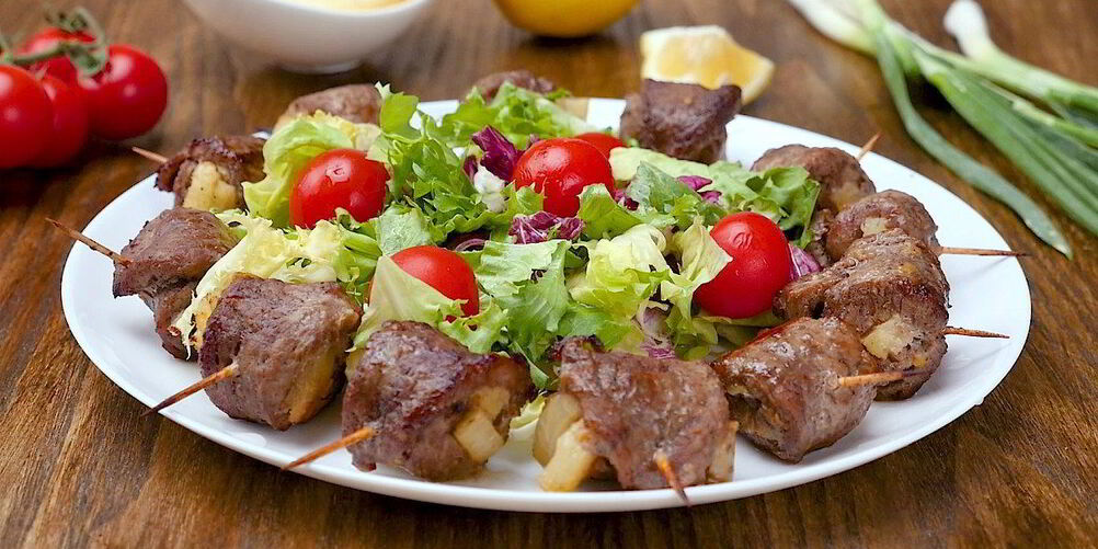 Рецепт рулетиков из говядины с ананасом