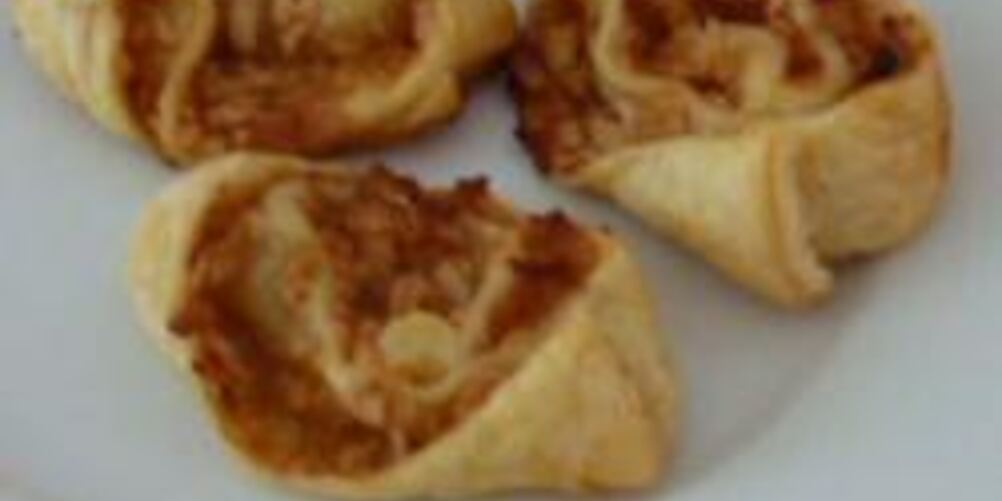 Рецепт рулетиков из слоеного теста с яблоками