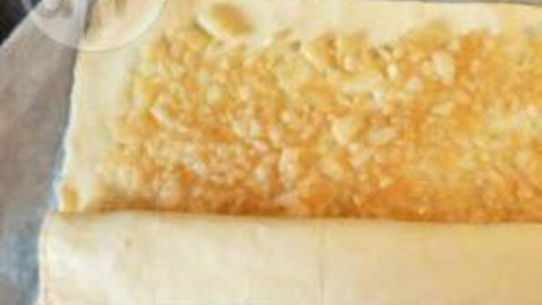 рулетики из слоеного теста с яблоками