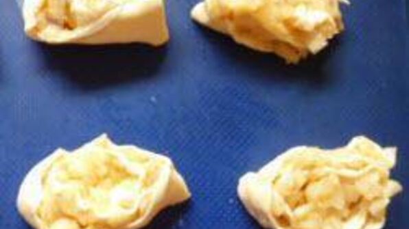 рулетики из слоеного теста с яблоками