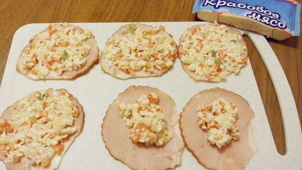 рулетики из ветчины с крабовым мясом