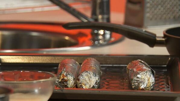 рулеты из свинины с укропным пюре