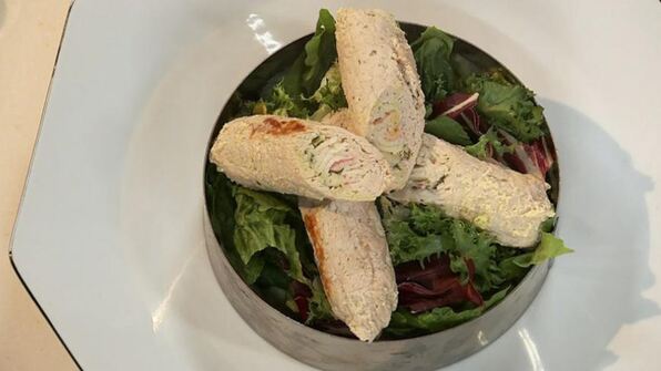 рулеты из свинины с укропным пюре