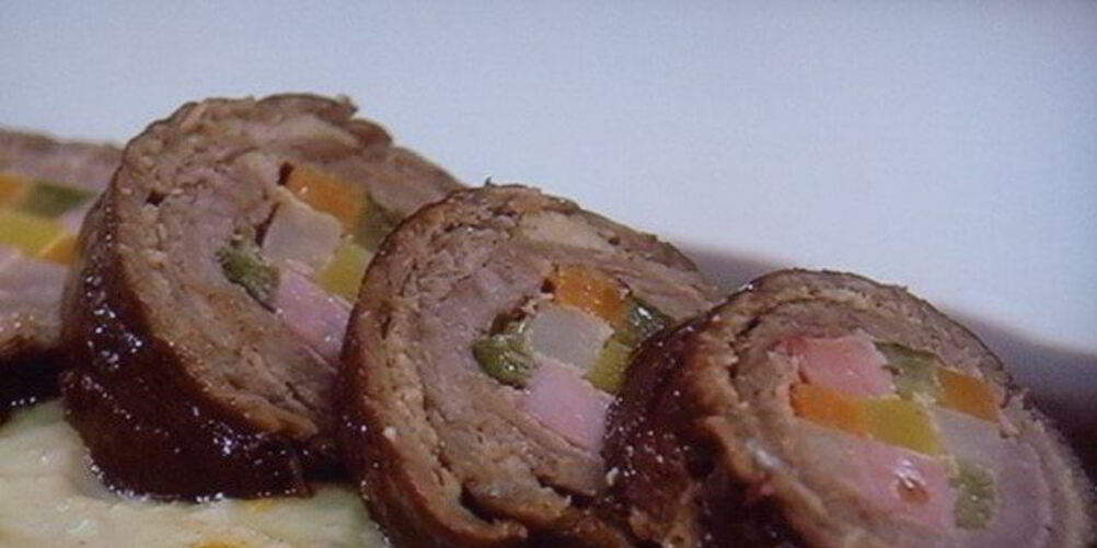 Рецепт шахматных рулетов из говядины на подушке из пюре с орехом макадамия