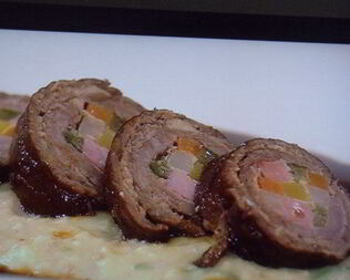 Шахматные рулеты из говядины на подушке из пюре с орехом макадамия