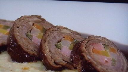 Шахматные рулеты из говядины на подушке из пюре с орехом макадамия