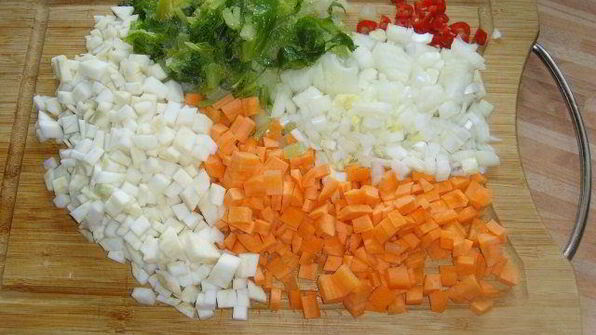 шахматные рулеты из говядины на подушке из пюре с орехом макадамия