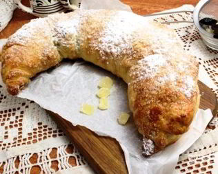 Шоколадный рулет из слоеного теста