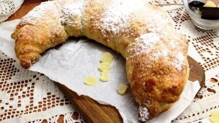 Шоколадный рулет из слоеного теста