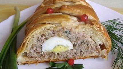Сочный мясной рулет с яйцом