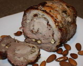 Свиной рулет с миндалем