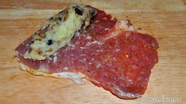 свиные рулетики с грибами и картошкой