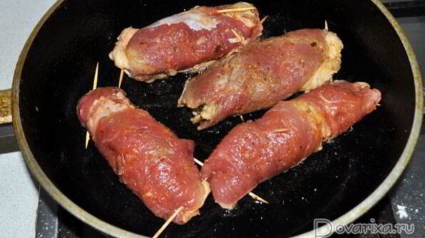 свиные рулетики с грибами и картошкой