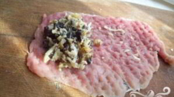 свиные рулеты с сыром и грибами