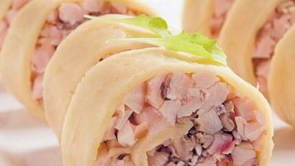 Сырный рулет с курицей и грибами