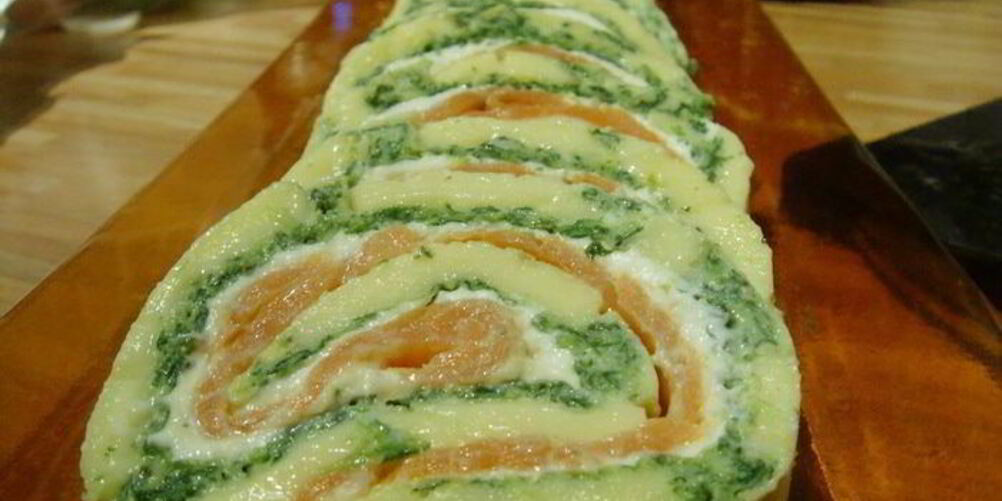 Рецепт сырного рулета с лососем и шпинатом