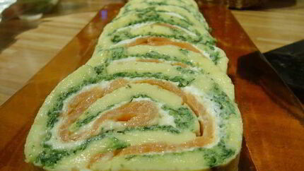 Сырный рулет с лососем и шпинатом