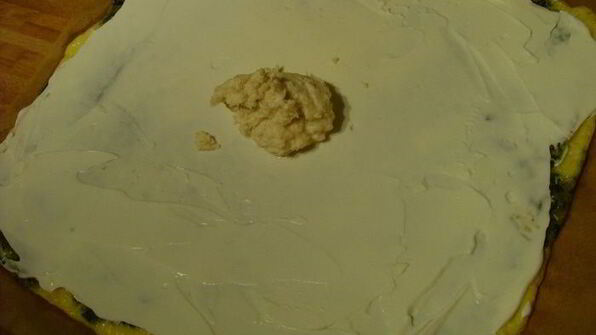 сырный рулет с лососем и шпинатом