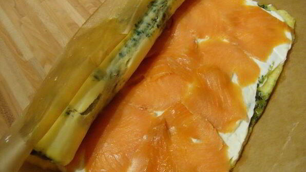 сырный рулет с лососем и шпинатом