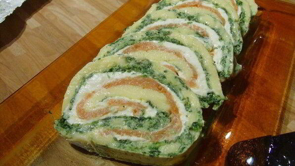 сырный рулет с лососем и шпинатом