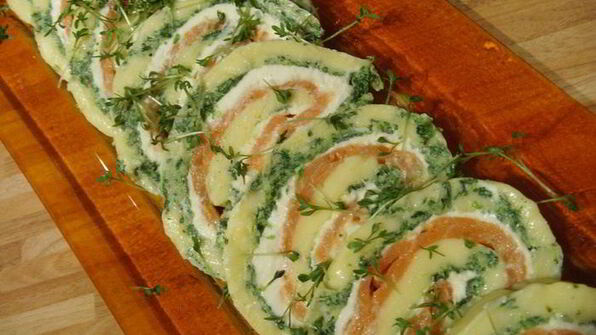 сырный рулет с лососем и шпинатом