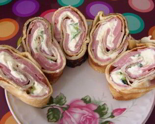 Закусочные рулетики из блинов с ветчиной