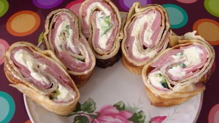 Закусочные рулетики из блинов с ветчиной