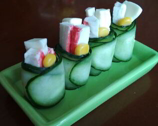 Закусочные рулетики из огурцов