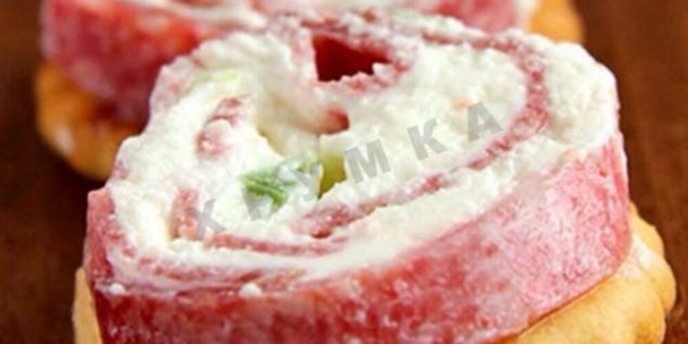 Рецепт закусочных рулетиков из сыра и салями