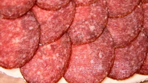 закусочные рулетики из сыра и салями