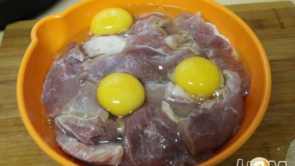 свинина, маринованная в яйцах