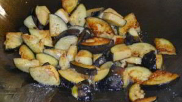 свиные ребрышки с баклажанами