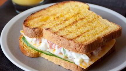 Ароматный сэндвич с яичным салатом