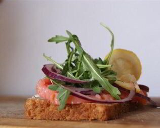 Датский открытый сэндвич с красной рыбой