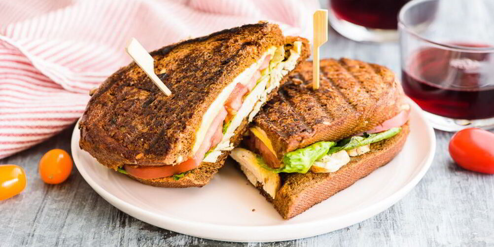 Рецепт горячего сэндвича с курицей, сыром и помидорами