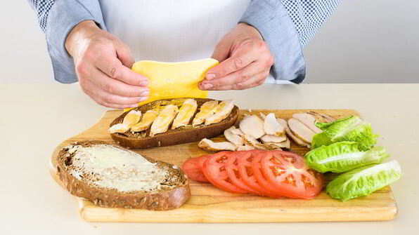 горячий сэндвич с курицей, сыром и помидорами